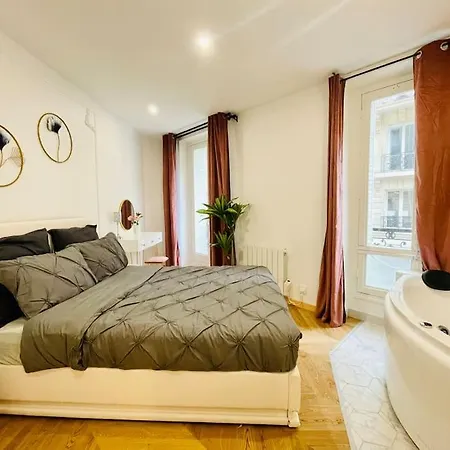 De Luxe Juste A Cote Des Champs-elysees *