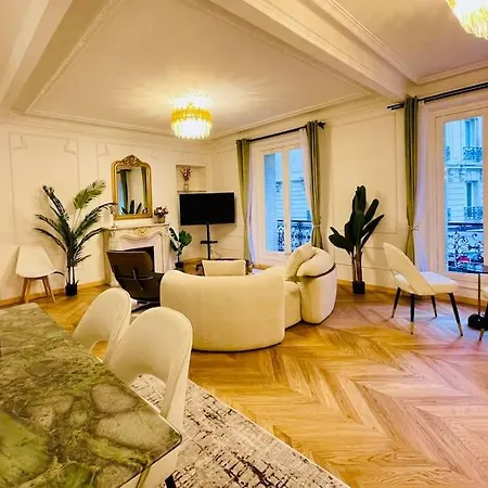 Appartement De Luxe Juste A Cote Des Champs-elysees Parijs