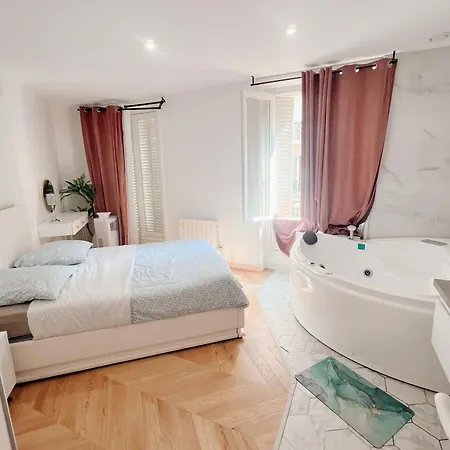 De Luxe Juste A Cote Des Champs-elysees Apartment