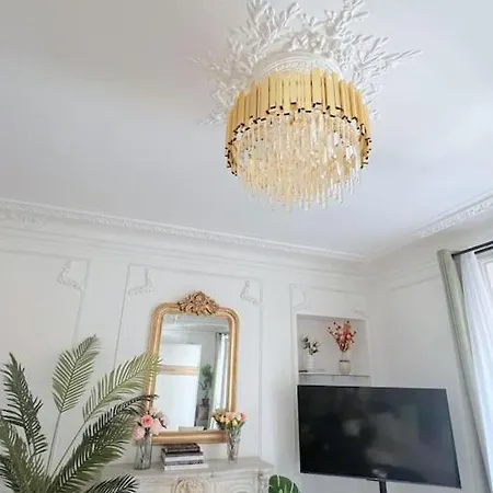 De Luxe Juste A Cote Des Champs-elysees